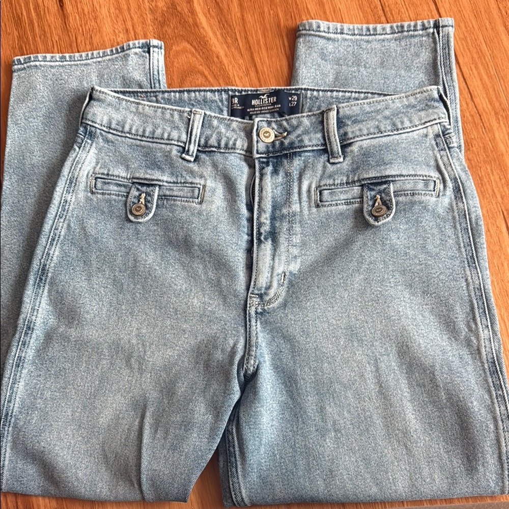 Hollister Light Wash Ultra high rise mom Jeans